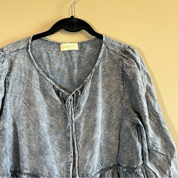 ✨ Altar’d State Women’s Blue Stone Wash Top Medium - Picture 6 of 8